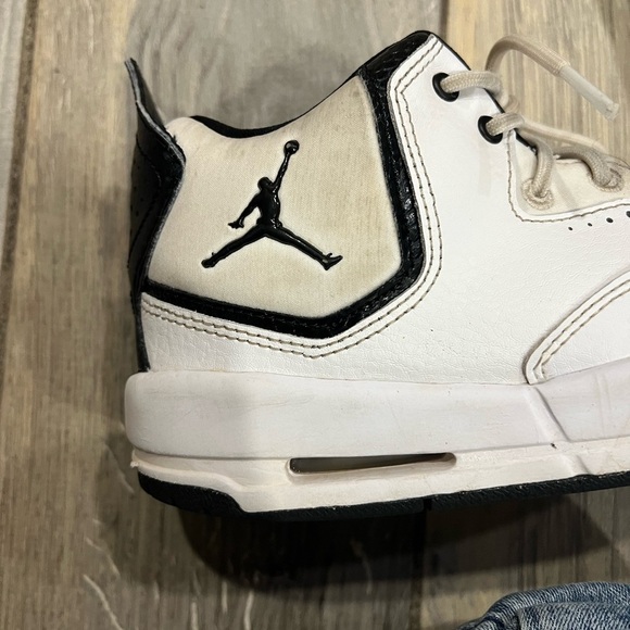 Air Jordan White and Black Sneakers Courtside 23 Size 6Y 7.5 Womens Unisex - Picture 3 of 7